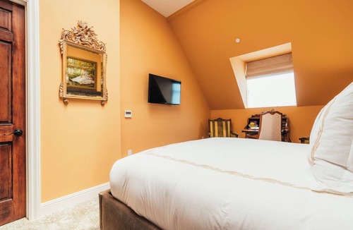 Lower Pacific Heights Hotel | Neighbourgood Sutter Mansion