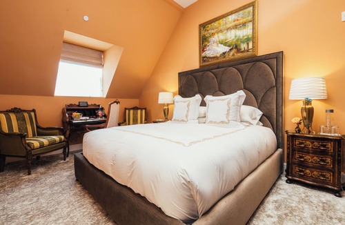 Lower Pacific Heights Hotel | Neighbourgood Sutter Mansion