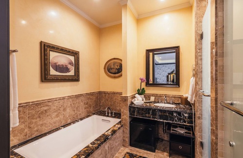Lower Pacific Heights Hotel | Neighbourgood Sutter Mansion