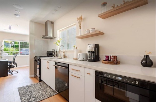 Valley Glen House | NEW - Amazing Vacation Retreat in Sherman Oaks!