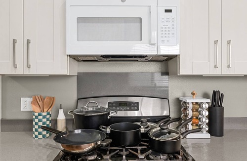 Midway City House | NEW l Luxe Midway City Retreat l Sleeps 12