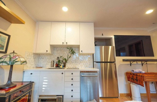Fairview Park House | New Listing! Berkeley Retreat w/Chef’s Kitchen & Hot Tub