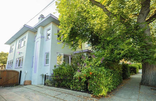 Fairview Park House | New Listing! Berkeley Retreat w/Chef’s Kitchen & Hot Tub