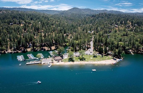 Groveland House | New Luxury 5BR Cabin in Pine Mountain Lake! 1 Minute to Beach! Massage Chair! Close to Yosemite! Perfect for Retreats and Escapes All Seasons!