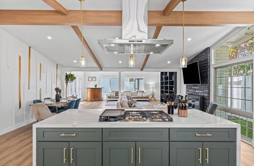Woodland Hills House | NEW Luxury Modern Family & Pet Friendly 4 Bed + Pool 30+ Night Stay