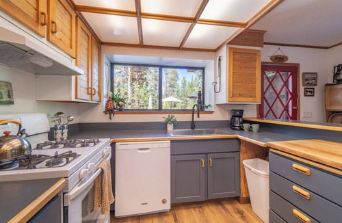 Olympic Valley Cabin | New! River's Edge - Hot tub - Close to Palisades