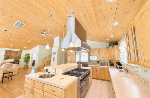 Lower Kingsbury House | NEW Spacious Lake Tahoe Retreat, Pool Table, Close to Town & Beaches (SL101)