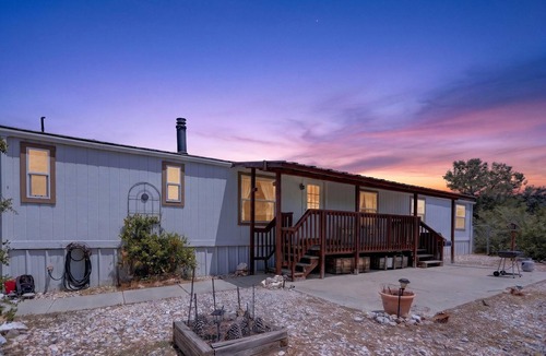 Tehachapi House | NEW! Tehachapi 12-Guest Group Escape
