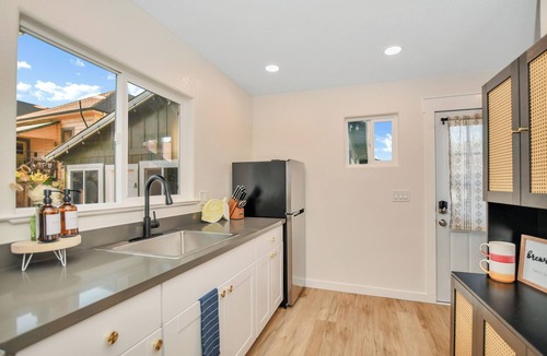 Vallejo House | ~ New! ~ The Craftsman Guest House ~ On Large Park ~