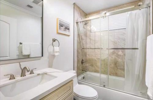 Mid Central House | Newly Built Pasadena Retreat Parking Great Location