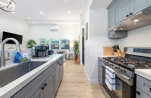 Mid Central House | Newly Refreshed Designer House in Pasadena with Outdoor Kitchen & King Bed & AC