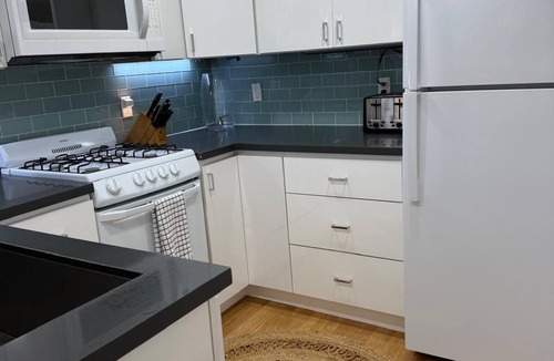 Venice House | Newly renovated, Stylish Studio Beach Bungalow a couple of blocks from the beach