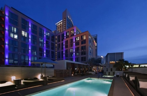 Gaslamp Quarter Hotel | Next to Gaslamp Archway! 3 Luxury Units! Bike Rental, Onsite Pool, Parkling!