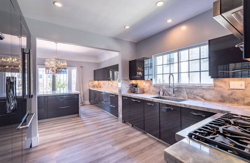 Wilshire House | Normandie Manor | 6BR Hollywood Sign Views, Chef's Kitchen, Gated + Dog Friendly
