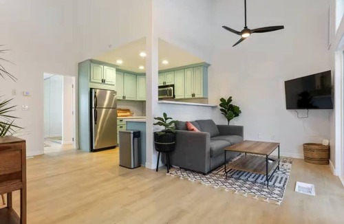 Ocean Beach House | OB Townhome, 2 blocks to beach with Private Garage