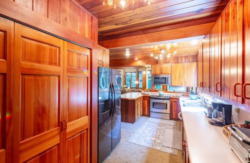Trinidad House | 🌲🌊 Ocean Forest Retreat – Beautiful Redwood Home w/expansive deck near Moonstone Beach