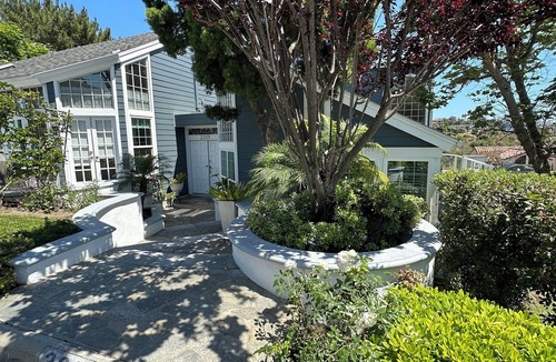 Mystic Hills House | OCEAN VIEWS FROM EVERY ROOM IN THIS LIGHT AND BRIGHT FAMILY RETREAT