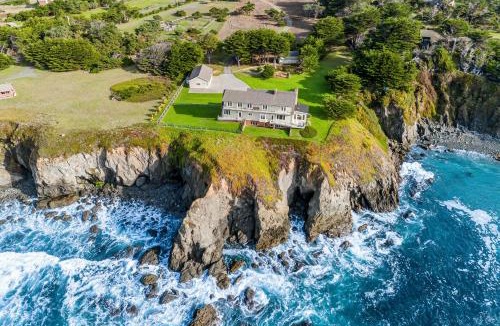 Caspar House | Oceantfront Estate with Luxury Kitchen & Game Room