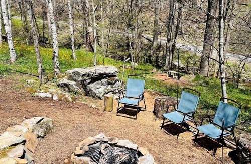 Asheville Cabin | Off Grid Tiny Cabin Ideal for Couples in Burnsville, North Carolina