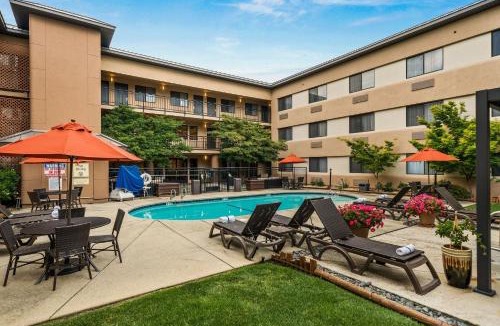 Redding Hotel | Oxford Suites Redding