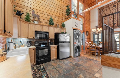Branson Theater District Cabin | Ozark Hideaway Cabin 2BR/2BA Sleeps 6 Jetted Tub Covered Deck Resort Pool