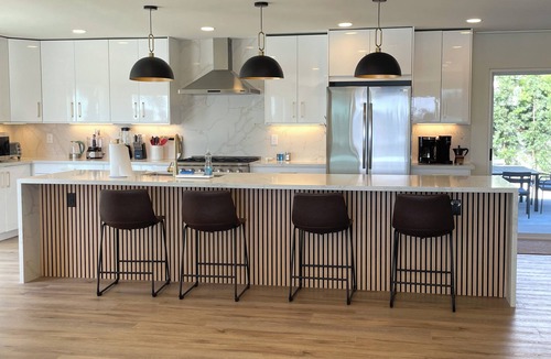 Crown Point House | Pacific Beach Bayfront w/Captivating Views 5BR/5BA POOL HotTub Fire Table BBQ AC
