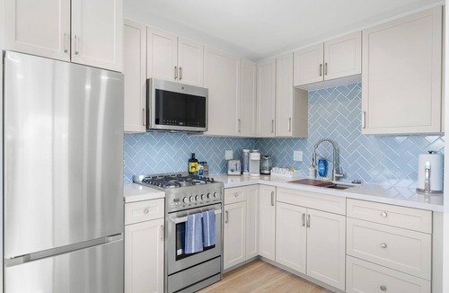 Crown Point Apartment | Pacific Tides 5 - Modern Studio in the Heart of Pacific Beach w/AC and Parking