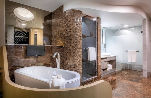 Pasadena Hotel | Pasadena Hotel & Pool, Premier Corner One King Bed Room, Parking