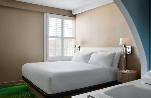 Pasadena Hotel | Pasadena Hotel & Pool, Premier Corner One King Bed Room, Parking
