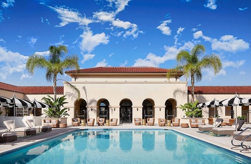 Pasadena Hotel | Pasadena Hotel & Pool, Premier Corner One King Bed Room, Parking