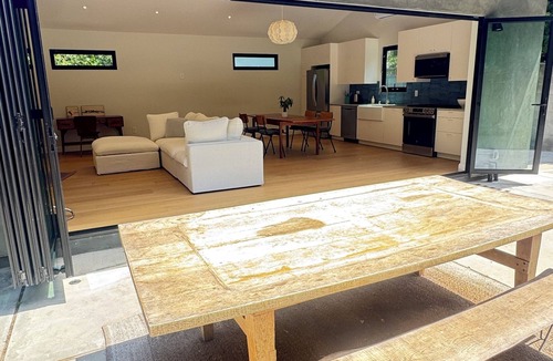 Sunset Park House | Peaceful 1-bedroom bungalow with private patio in Santa Monica