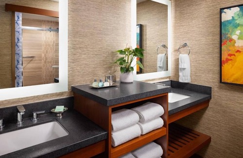Crown Point Hotel | Peaceful Bayfront Queen Stay 2 units at Catamaran Resort & Spa