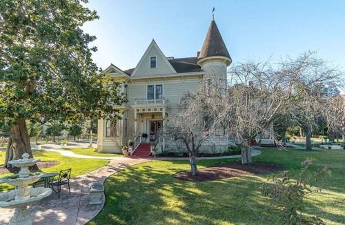 Salinas House | Penthouse King Suite Private Floor Monterey