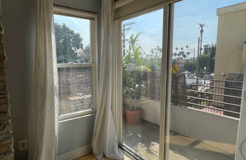 Hollywood Hills Condo | Perfect 2-bedroom condo with AC in welcoming Los Angeles
