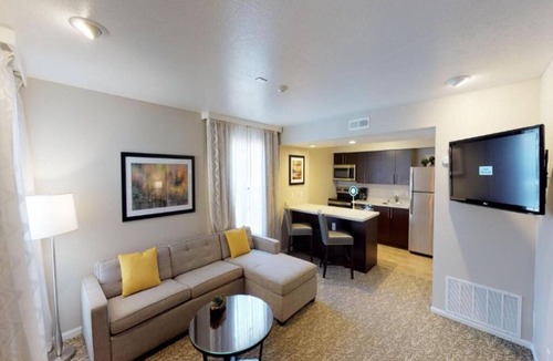 Newark Hotel | Perfect for Getaways Close to Fremont BART - Free Breakfast