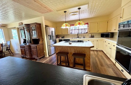 Lakehead Cabin | Pet-Friendly 3-Bed Retreat near Shasta Lake with cozy wood stove