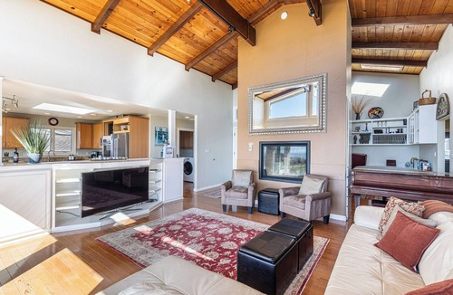 Bodega Bay House | Pet-friendly 4-bedroom, 2 Ensuites. Coastal views & right on the 10th Green!