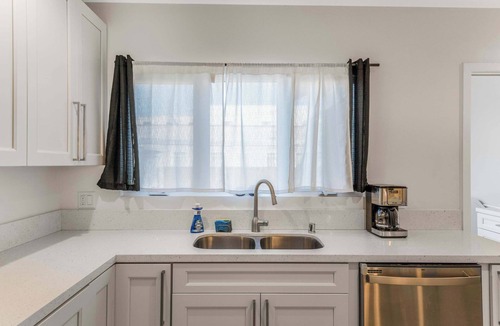 Franklin House | Pet Friendly, Modern, Mins to Retro Row & Beach