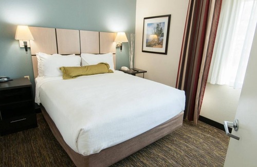 Anaheim Resort Hotel | Pet-Friendly Stay w/Full Kitchen & BBQ Access | Minutes to Disneyland Resort