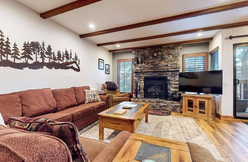 Mammoth Lakes Condo | Pet-Friendly, Updated Décor. Washer/Dryer, Balcony, Short Walk to The Village