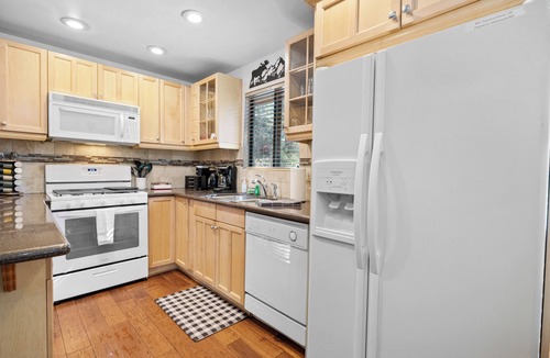 Summit Estates Cabin | PINESHIRE -Cozy 3-bedroom cabin in Big Bear Lake -WALK to Snow Summit -HOT TUB!