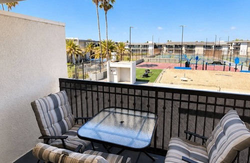 Santa Ana Heights Apartment | Pool, Jacuzzi, AC, Gym, Parking, Pickleball Courts