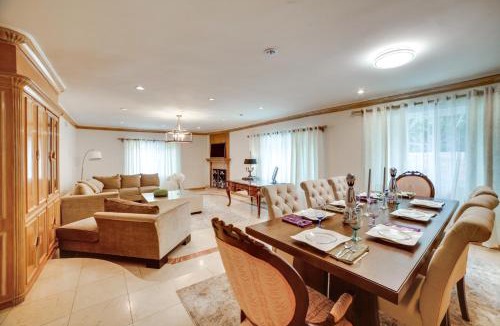 Encino House | Poolside Relaxation: Luxe Encino Family Getaway!
