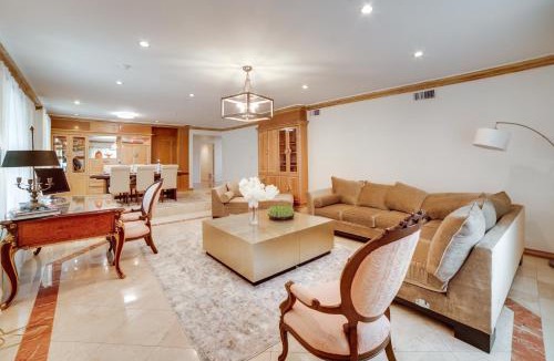 Encino House | Poolside Relaxation: Luxe Encino Family Getaway!