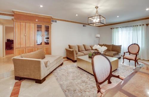 Encino House | Poolside Relaxation: Luxe Encino Family Getaway!