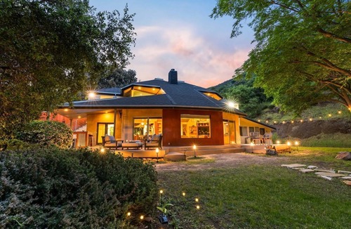 Calabasas House | Private 5 Acre Malibu Retreat – 2 Homes, 3 Apartments, Sauna, Pool - SLEEPS 30+