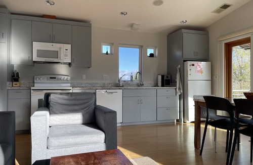 Healdsburg House | Private and Quiet Vineyard Villa with Hot Tub