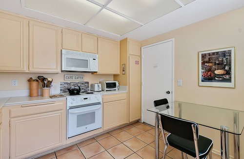 Palm Springs Condo | Private condo in South PS + Tennis Courts, Near Golf Course, Grocery & Restauran