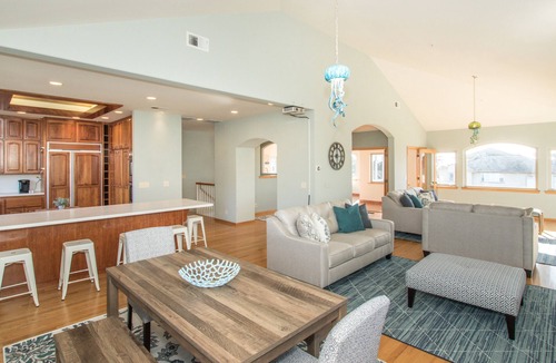 El Granada House | Private Home with Breathtaking Ocean Views - walk to Beaches, Restaurants