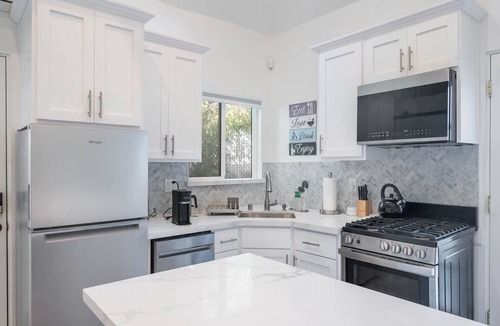 Faircrest Heights Apartment | Private modern studio in the heart of LA. Fully equipped w/full kitchen, W/D